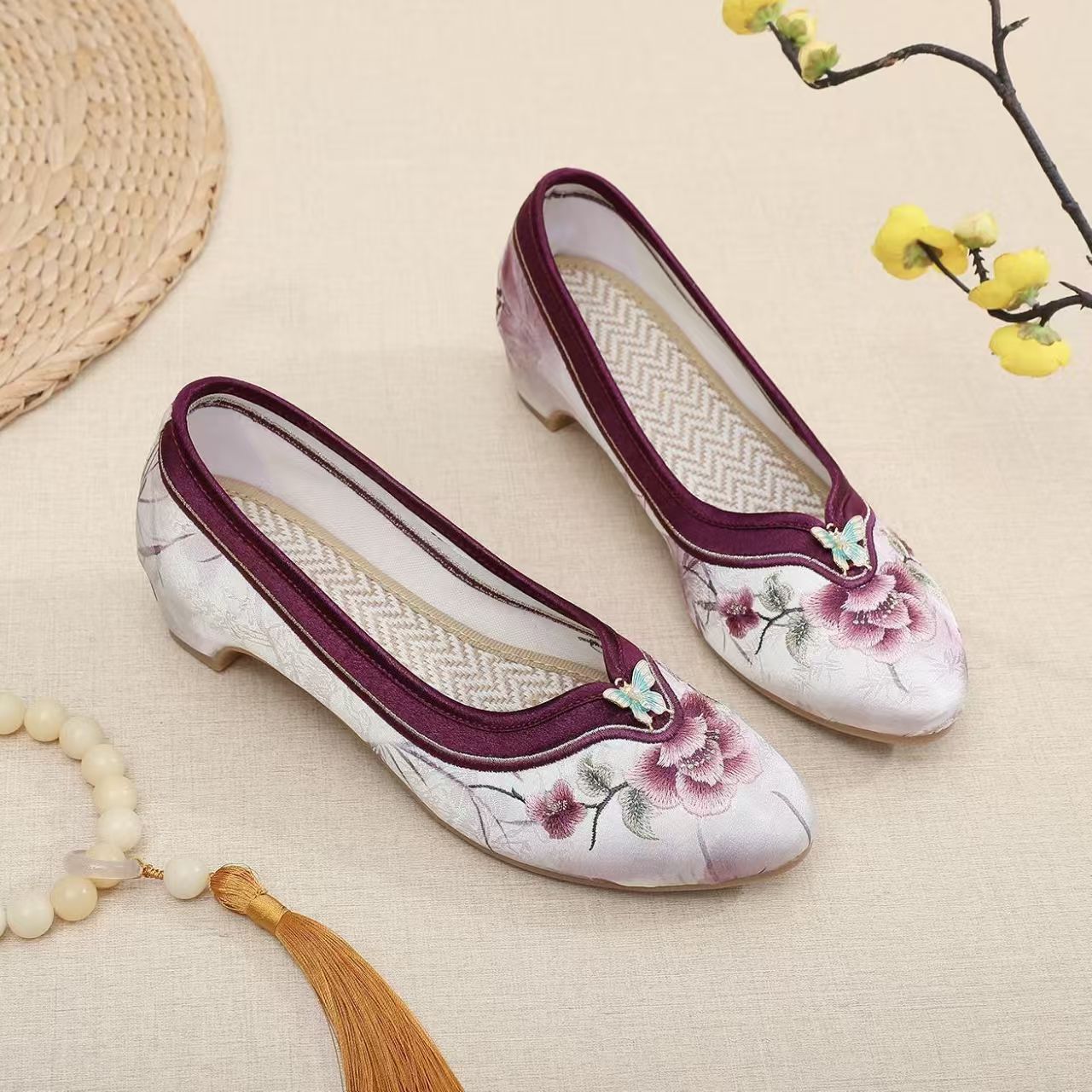 Woman Low Heel Embroidered Che - огляд і ціна Embroidery Style